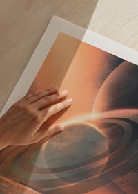 Illustrerad astronaut vid strand med stora planeter och ringar-9