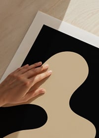 Abstracte organische vormen in beige tegen een zwarte achtergrond-9