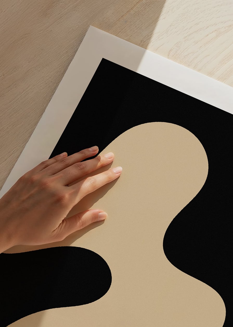 Abstracte organische vormen in beige tegen een zwarte achtergrond-12
