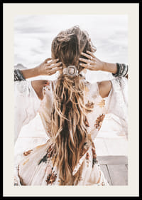 Motivo fotográfico de mujer de espaldas con cabello largo ondulado y accesorios.-2