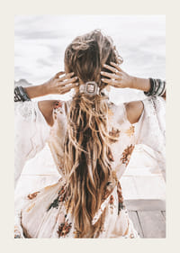 Motivo fotográfico de mujer de espaldas con cabello largo ondulado y accesorios.-3