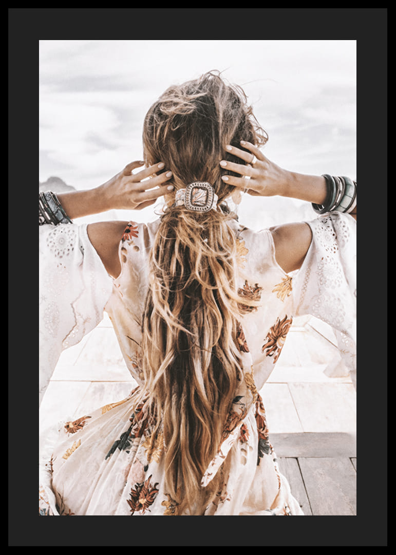 Motivo fotográfico de mujer de espaldas con cabello largo ondulado y accesorios.-12