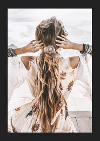 Motivo fotográfico de mujer de espaldas con cabello largo ondulado y accesorios.-5