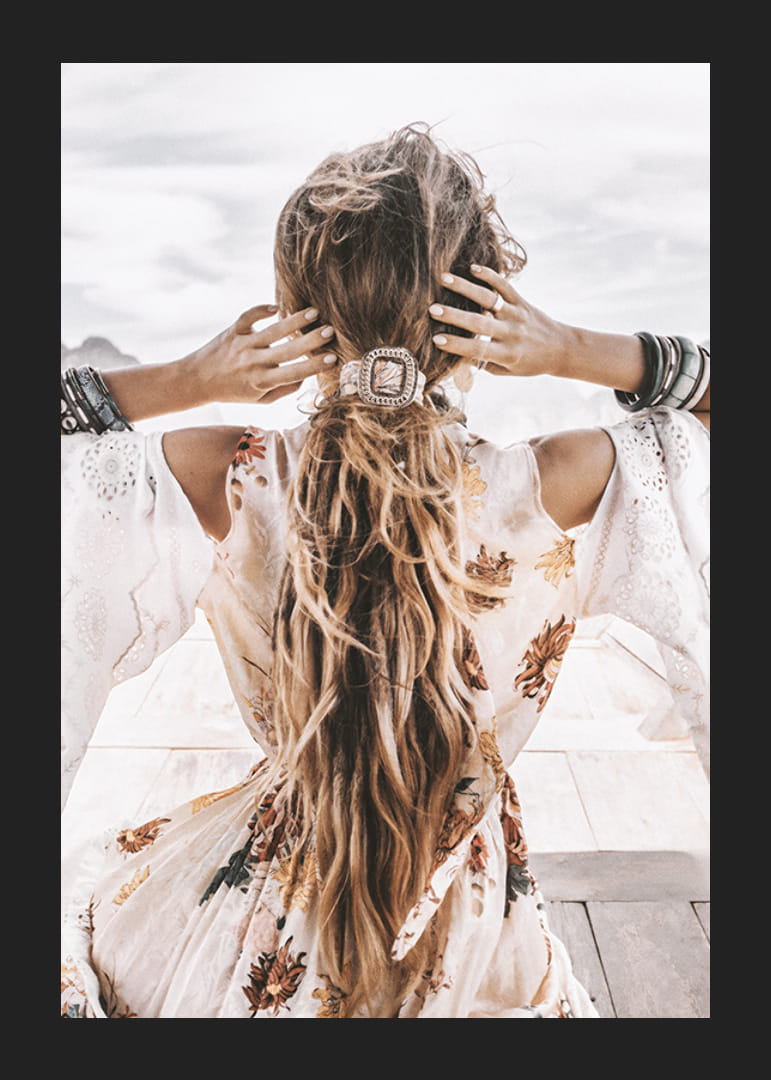 Motivo fotográfico de mujer de espaldas con cabello largo ondulado y accesorios.-12