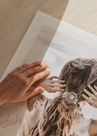 Fotografiskt motiv av kvinna bakifrån med långt vågigt hår och accessoarer-9