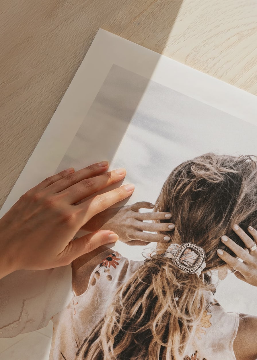 Fotografiskt motiv av kvinna bakifrån med långt vågigt hår och accessoarer-12