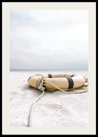 Fotografi av livbøye på lys sandstrand med hav i bakgrunnen-2