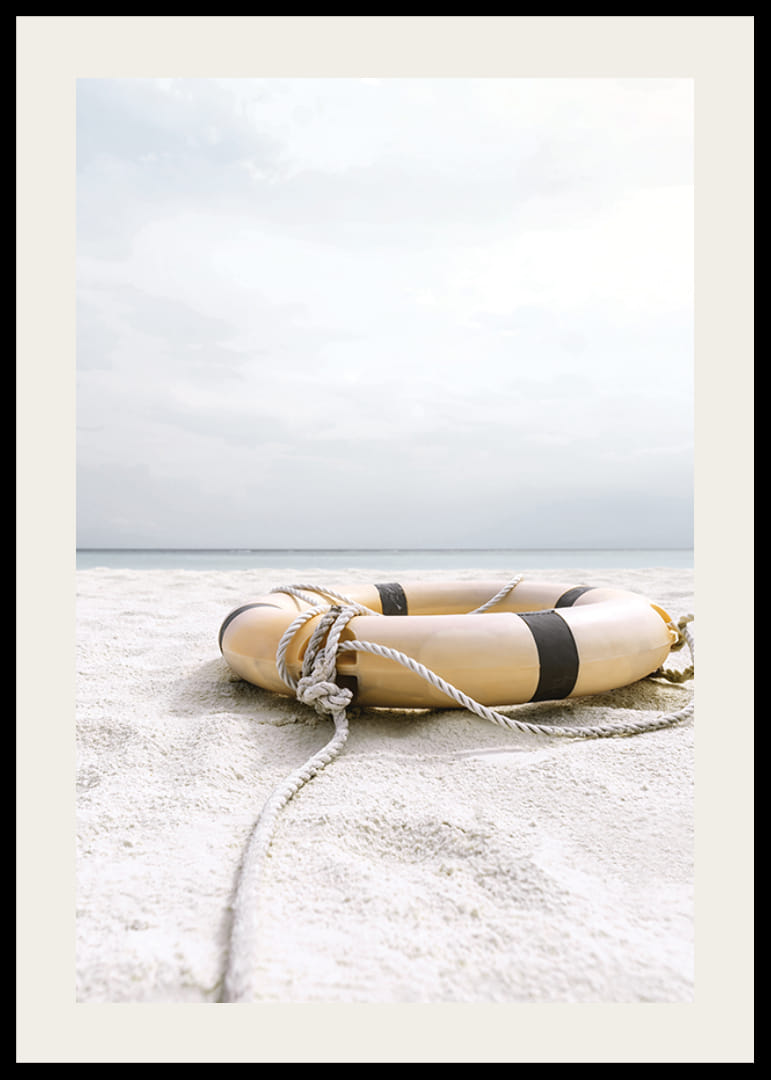 Fotografi av livbøye på lys sandstrand med hav i bakgrunnen-12