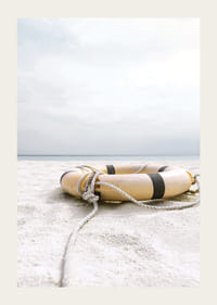 Fotografi av livbøye på lys sandstrand med hav i bakgrunnen-3