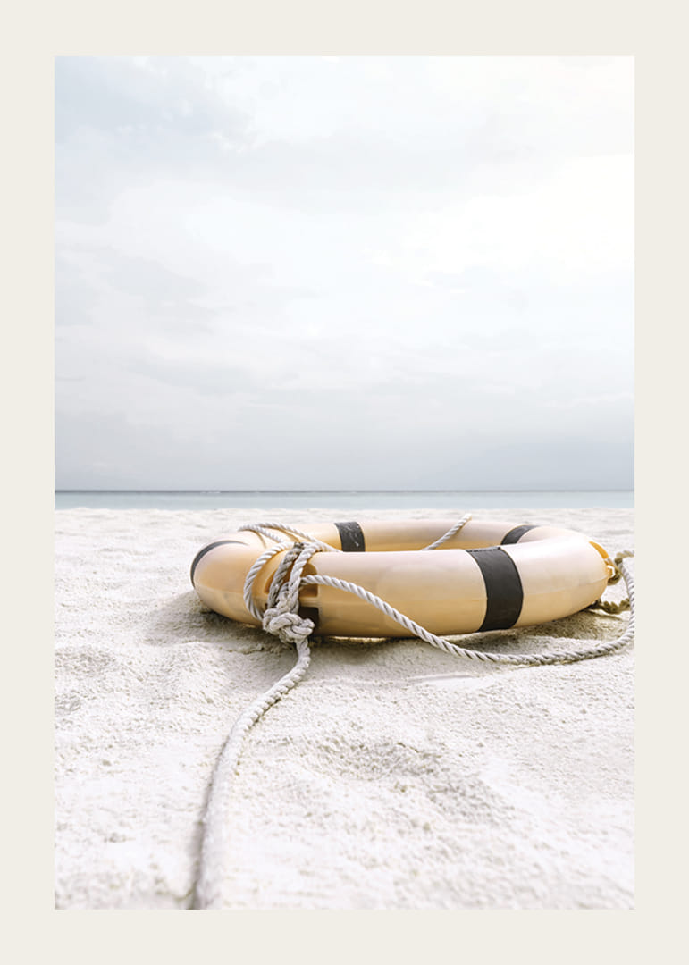 Fotografi av livbøye på lys sandstrand med hav i bakgrunnen-12