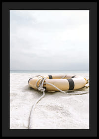 Fotografi av livbøye på lys sandstrand med hav i bakgrunnen-4