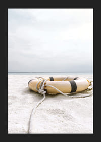 Fotografi av livbøye på lys sandstrand med hav i bakgrunnen-5