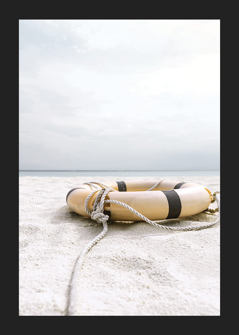Fotografi av livbøye på lys sandstrand med hav i bakgrunnen-12