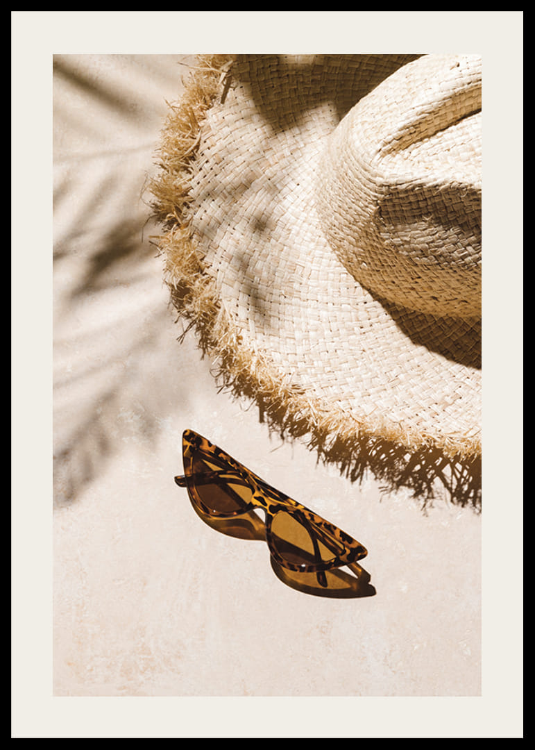 Gros plan photographique d'un chapeau de paille et de lunettes de soleil à motifs-12