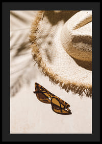 Gros plan photographique d'un chapeau de paille et de lunettes de soleil à motifs-4
