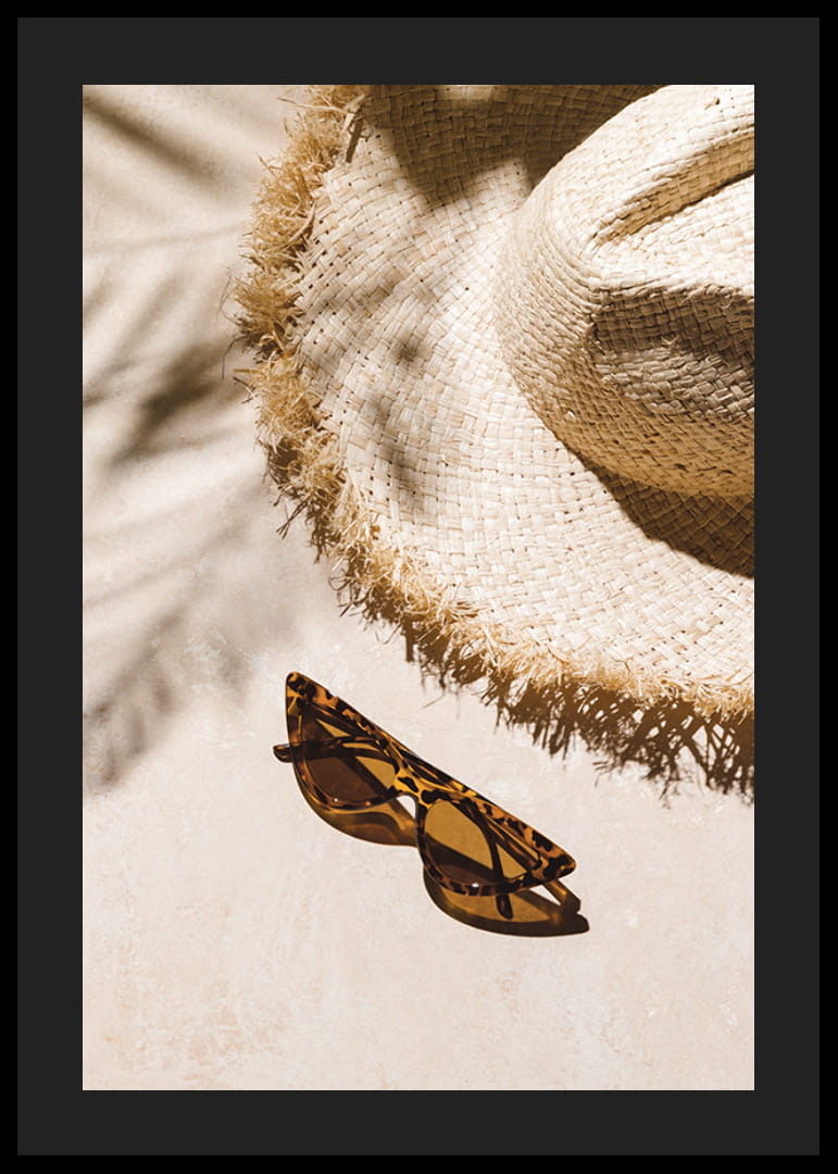 Gros plan photographique d'un chapeau de paille et de lunettes de soleil à motifs-12
