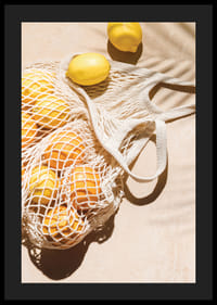 Fotografisk närbild av citroner i nätkasse på ljust underlag-4