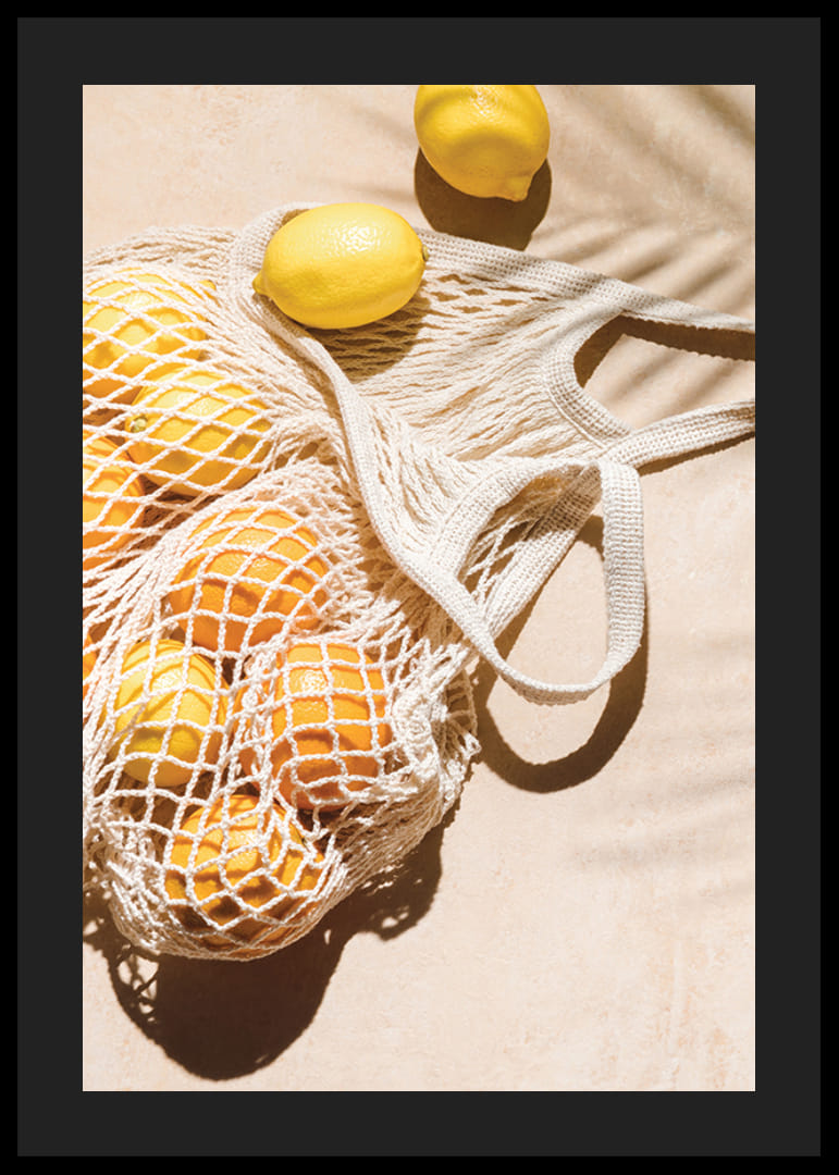 Fotografisk närbild av citroner i nätkasse på ljust underlag-12