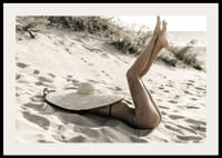 Valokuva naisesta aurinkohatussa hiekkarannalla vastavalossa-2