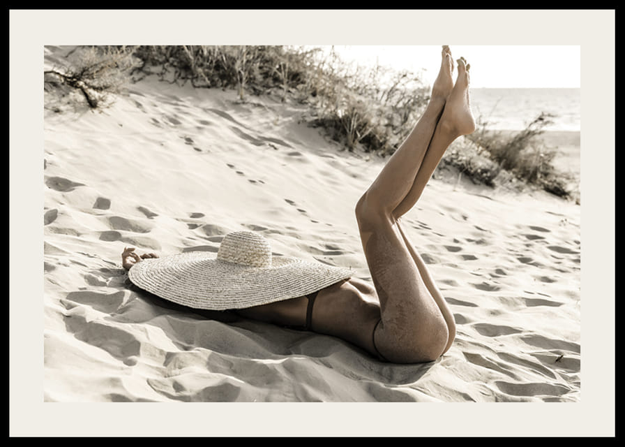 Valokuva naisesta aurinkohatussa hiekkarannalla vastavalossa-12