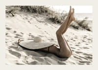 Valokuva naisesta aurinkohatussa hiekkarannalla vastavalossa-3