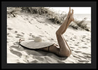 Valokuva naisesta aurinkohatussa hiekkarannalla vastavalossa-4