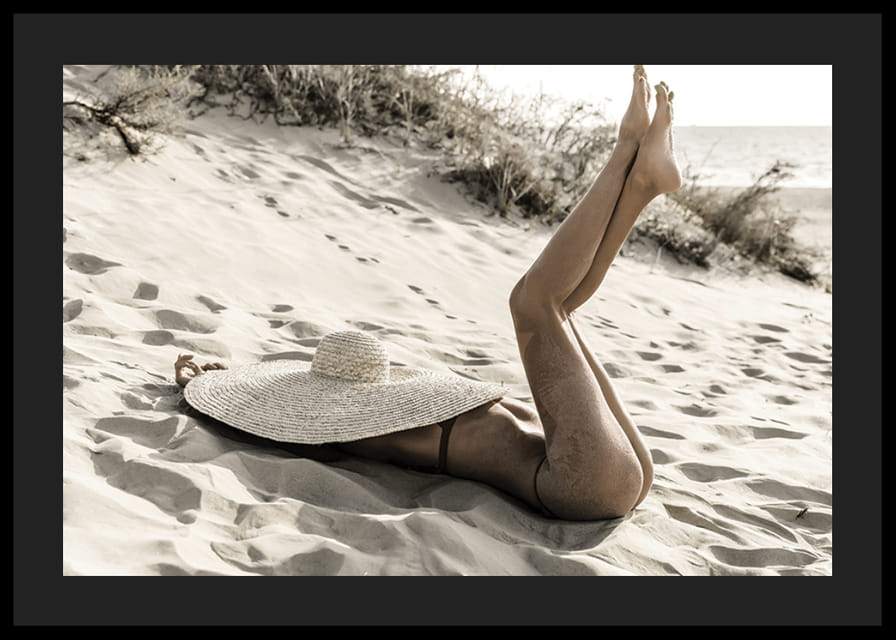 Valokuva naisesta aurinkohatussa hiekkarannalla vastavalossa-12