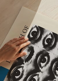 Illustrazione grafica con nove occhi in bianco e nero e testo in inglese-9