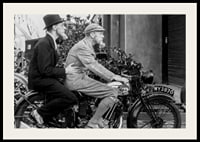 Foto vintage em preto e branco com dois homens de chapéu em uma motocicleta-2