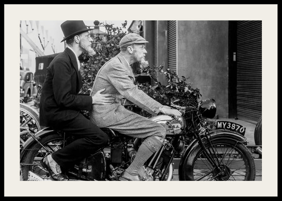 Svart-hvitt vintagebilde med to menn i hatter på motorsykkel-12