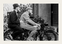 Foto vintage em preto e branco com dois homens de chapéu em uma motocicleta-3