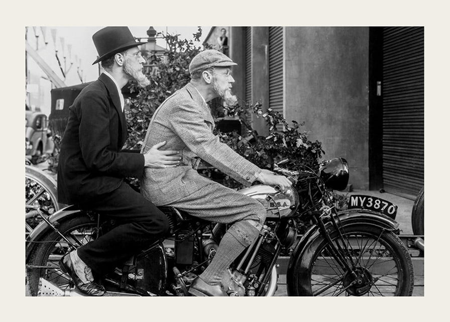 Foto vintage em preto e branco com dois homens de chapéu em uma motocicleta-12