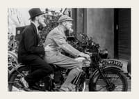 Svart-hvitt vintagebilde med to menn i hatter på motorsykkel-3