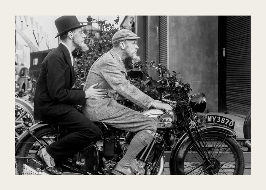 Svart-hvitt vintagebilde med to menn i hatter på motorsykkel-12