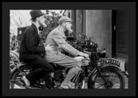 Svart-hvitt vintagebilde med to menn i hatter på motorsykkel-4