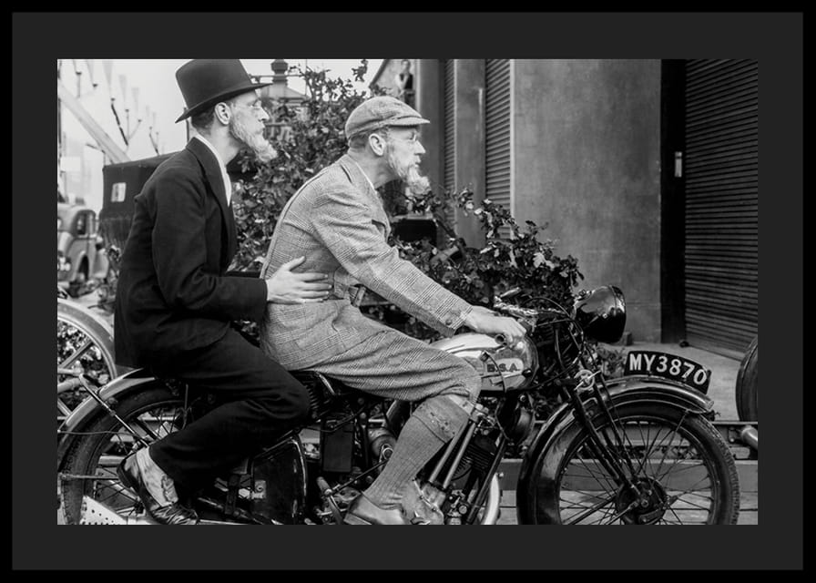 Svart-hvitt vintagebilde med to menn i hatter på motorsykkel-12