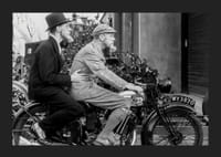 Svart-hvitt vintagebilde med to menn i hatter på motorsykkel-5