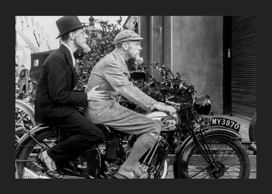 Svart-hvitt vintagebilde med to menn i hatter på motorsykkel-12