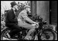 Foto vintage em preto e branco com dois homens de chapéu em uma motocicleta-6