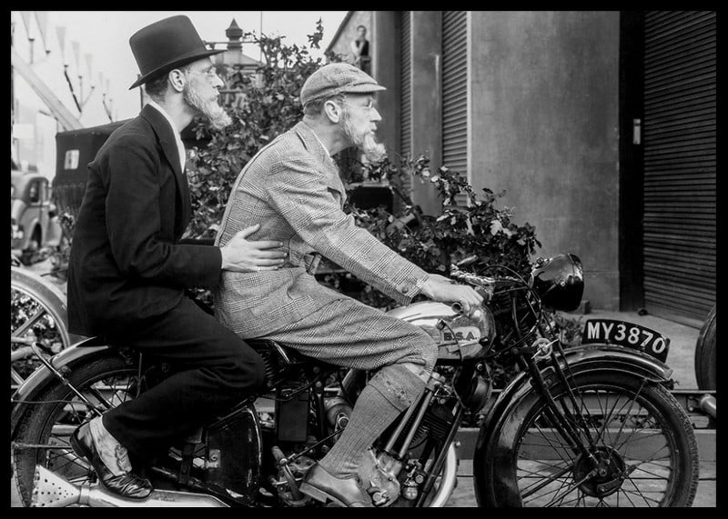 Foto vintage em preto e branco com dois homens de chapéu em uma motocicleta-12