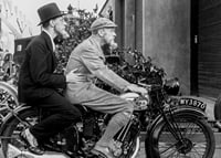 Foto vintage em preto e branco com dois homens de chapéu em uma motocicleta-7
