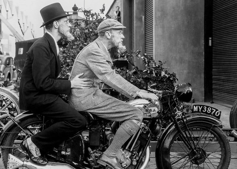 Foto vintage em preto e branco com dois homens de chapéu em uma motocicleta-12