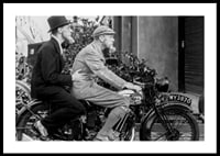 Foto vintage em preto e branco com dois homens de chapéu em uma motocicleta-0