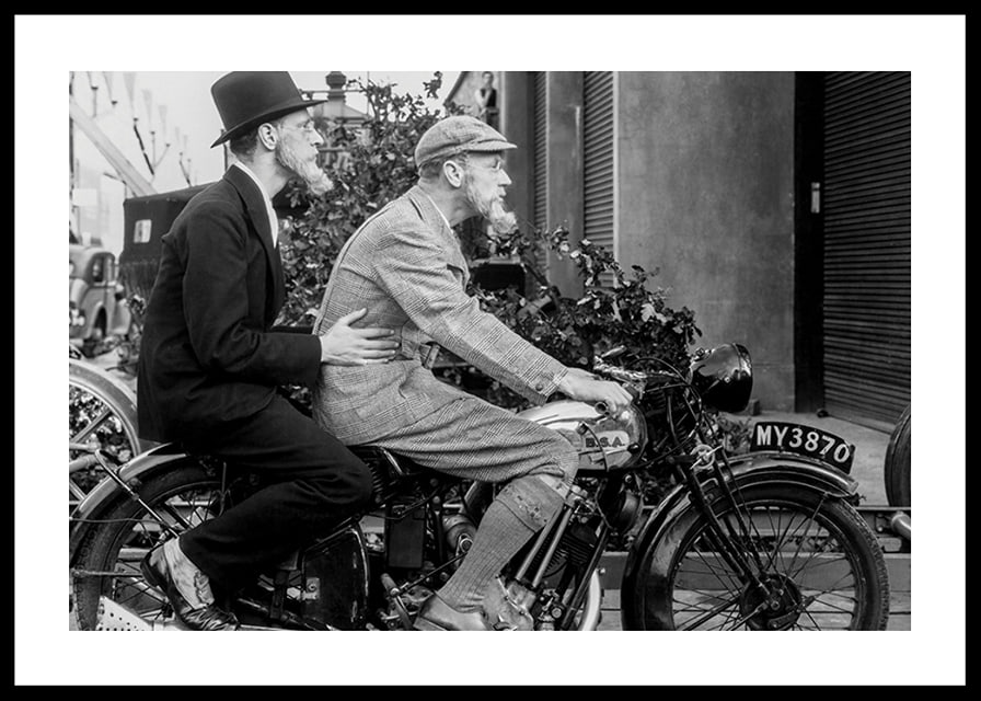 Foto vintage em preto e branco com dois homens de chapéu em uma motocicleta-12