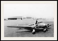 Svartvit flygplansscen med kvinna som vinkar från cockpit-2