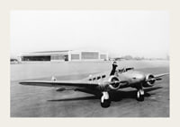 Svartvit flygplansscen med kvinna som vinkar från cockpit-3