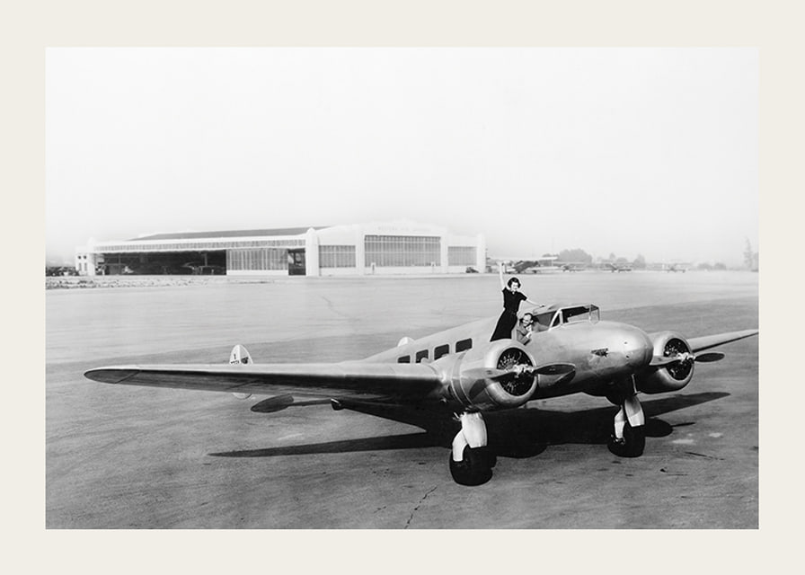 Svartvit flygplansscen med kvinna som vinkar från cockpit-12