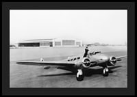 Svartvit flygplansscen med kvinna som vinkar från cockpit-4