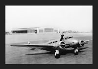 Svartvit flygplansscen med kvinna som vinkar från cockpit-5