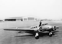 Svartvit flygplansscen med kvinna som vinkar från cockpit-7